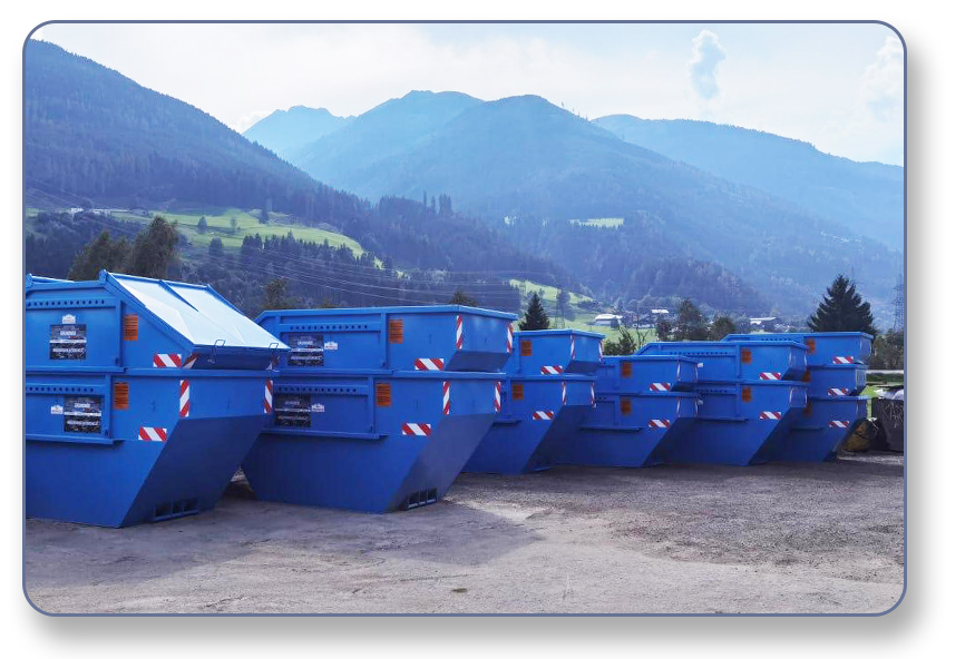 Ein Containerlagerplatz mit einigen Containern