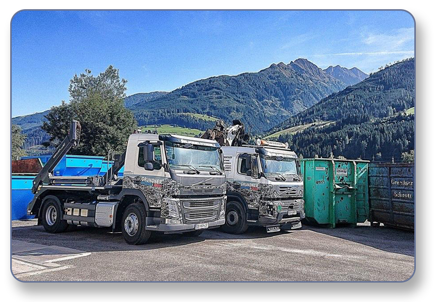 Zwei Absetzfahrzeugen und Container im Hintergrund