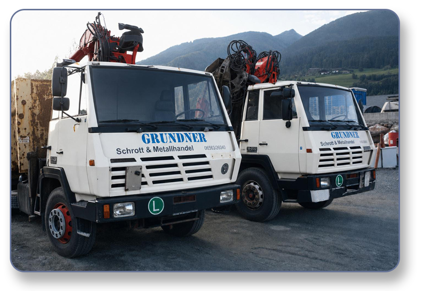 Bild der beiden ersten LKw's der Firma Grundner