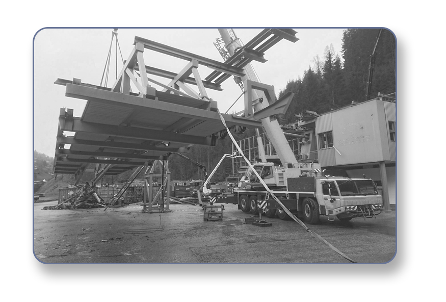 Ein Schwerlastkran der eine Metallkonstruktion anhebt